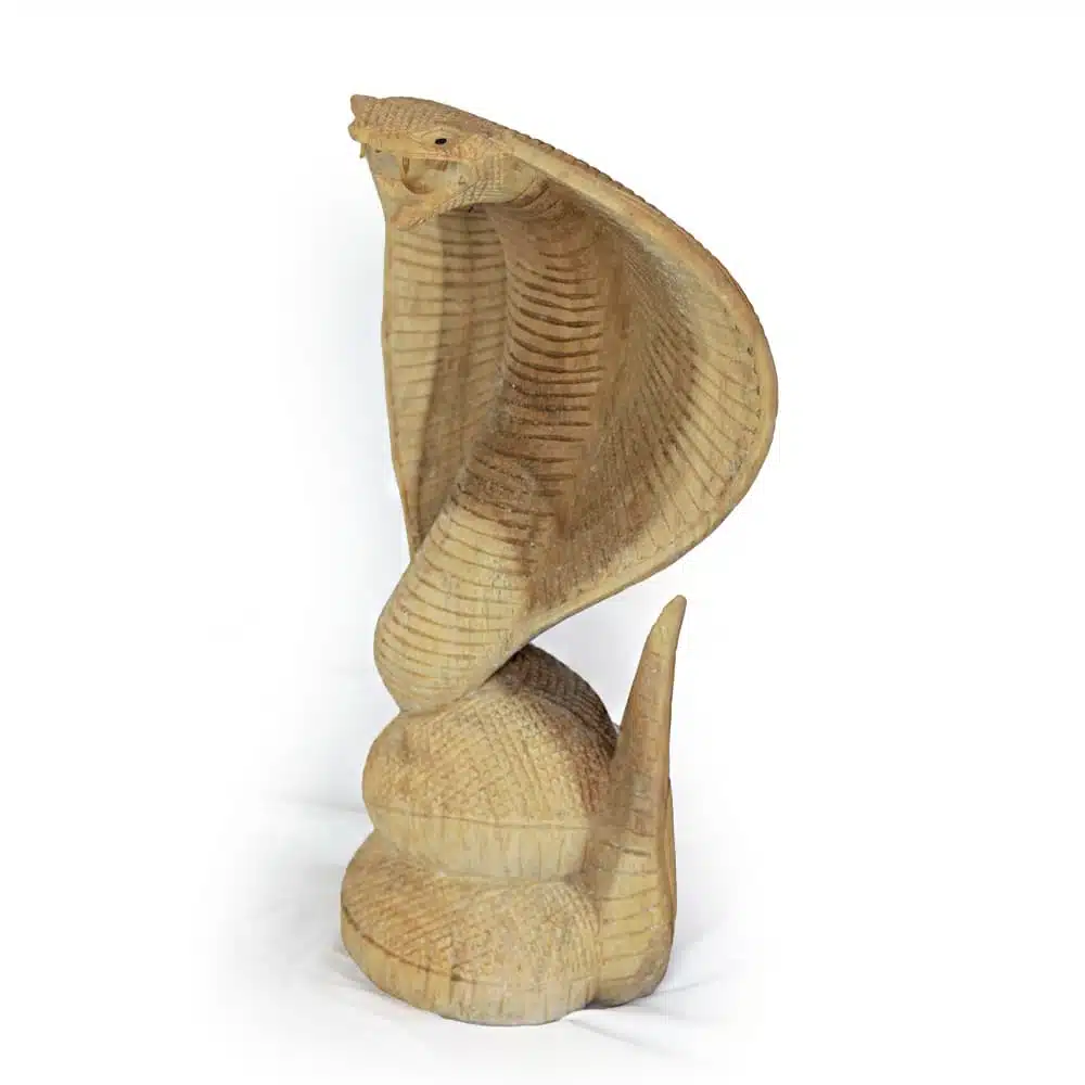 Naga Raja Kobra aus Suarholz: Handgeschnitzte Schlange