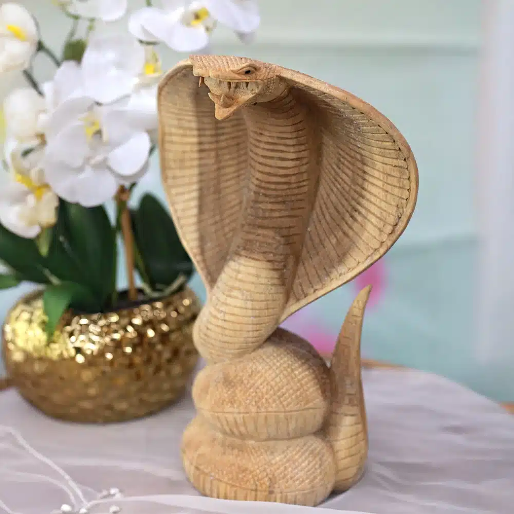 Naga Raja Kobra aus Suarholz: Handgeschnitzte Schlange