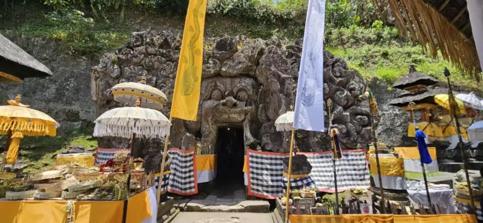 Durch viele Tempel bis zur ente: Goa Gajah Temple