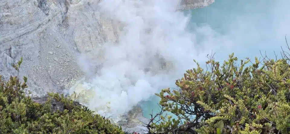 Der türkisfarbene Säuresee im Krater des Kawah Ijen Vulkans kurz nach Sonnenaufgang.