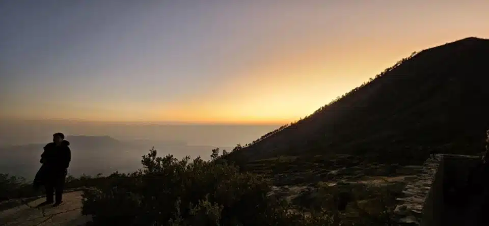 Versteckter Sonnenaufgang am Vulkan Kawah Ijen
