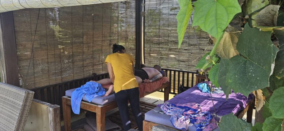 Massage am Pool