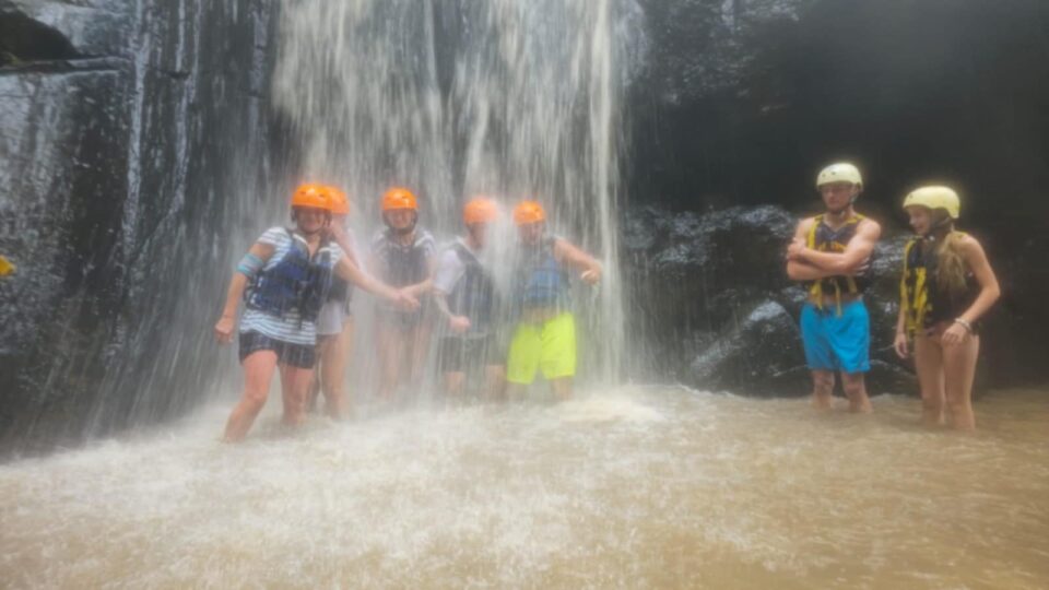 Unter einem Wasserfall