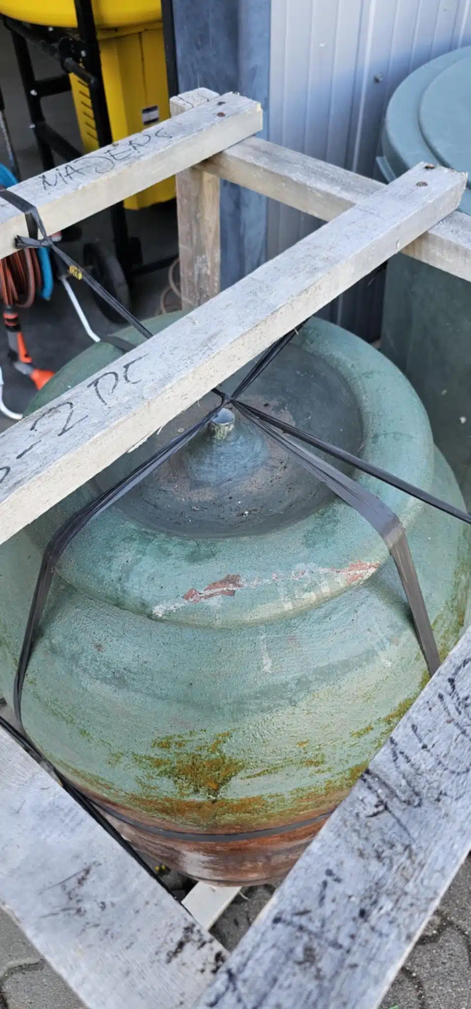 Amphore mit Riss am Rand