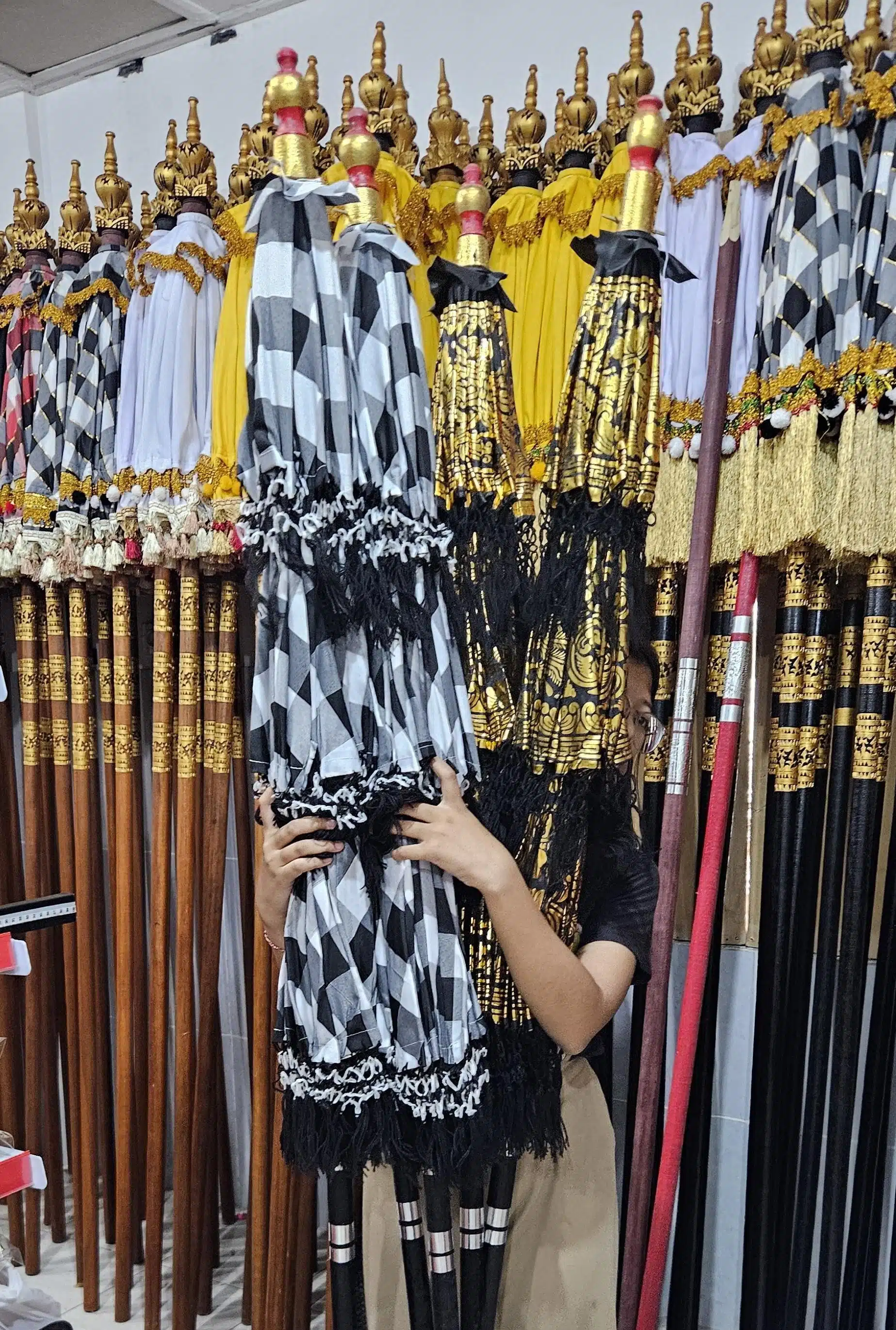 Kirana Andachtsschirm im Laden: 3 Schirme, Yin-Yang Muster, 200 cm