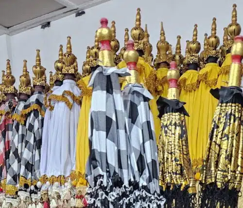 Kirana Andachtsschirm mit goldener Spitze: 3 Schirme, Yin-Yang Muster, 200 cm