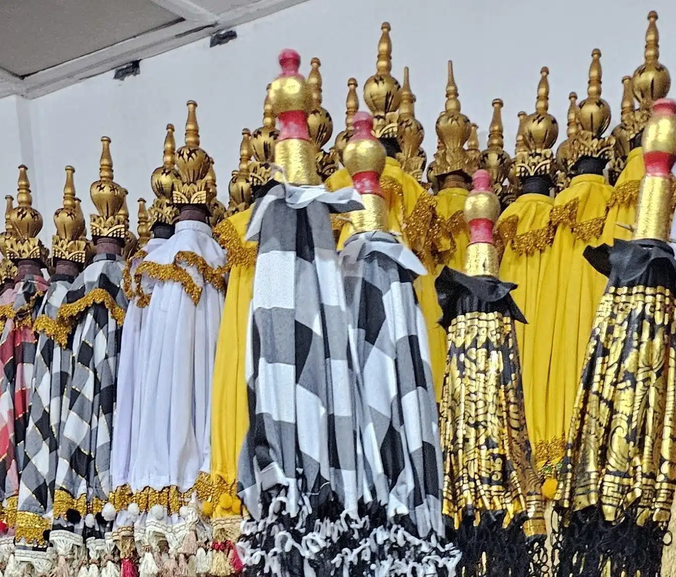 Kirana Andachtsschirm mit goldener Spitze: 3 Schirme, Yin-Yang Muster, 200 cm