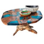 Rivertable in blau mit Wurzel als Tischbein