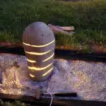 Batu Gartenlampe: Flussstein, handgeschliffen, mit Lichtschlitzen, 30cm hoch 6 Batu Steinlampe mit 20W LED Licht