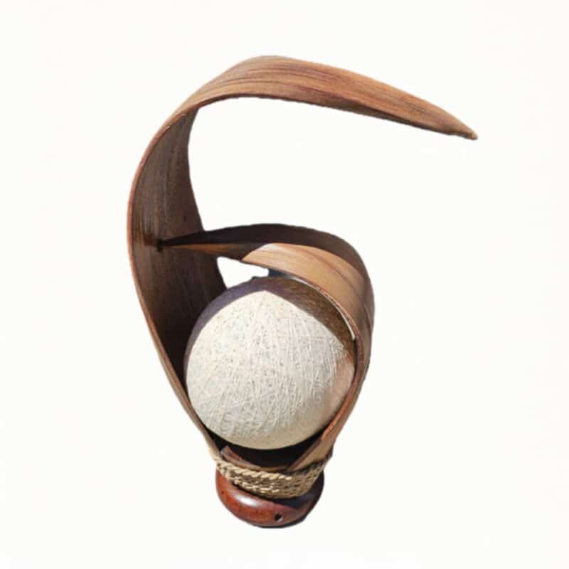 Laras Tischlampe aus Palmblättern, nussbraun
