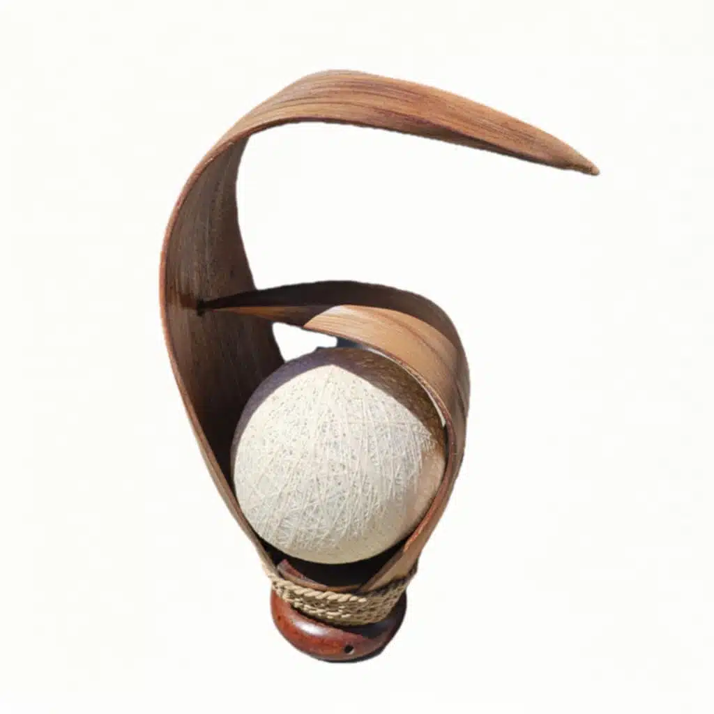 Laras Tischlampe aus Palmblättern, nussbraun