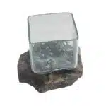 Banyu Kanti Glasbecher auf Naturwurzel – quadratisch, mundgeblasen, individuell geformt