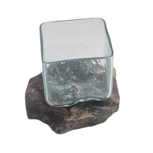 Banyu Kanti Glasbecher auf Naturwurzel – quadratisch, mundgeblasen, individuell geformt