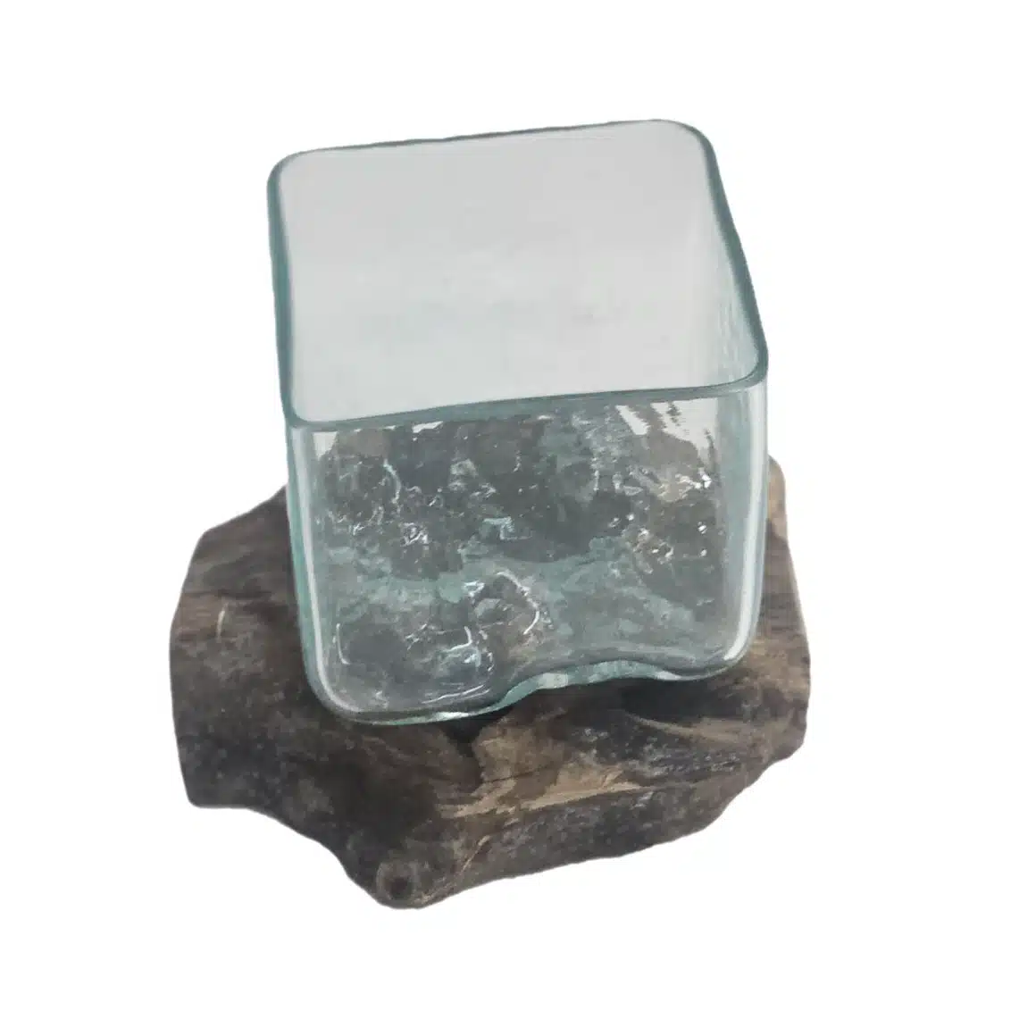 Banyu Kanti Glasbecher auf Naturwurzel – quadratisch, mundgeblasen, individuell geformt